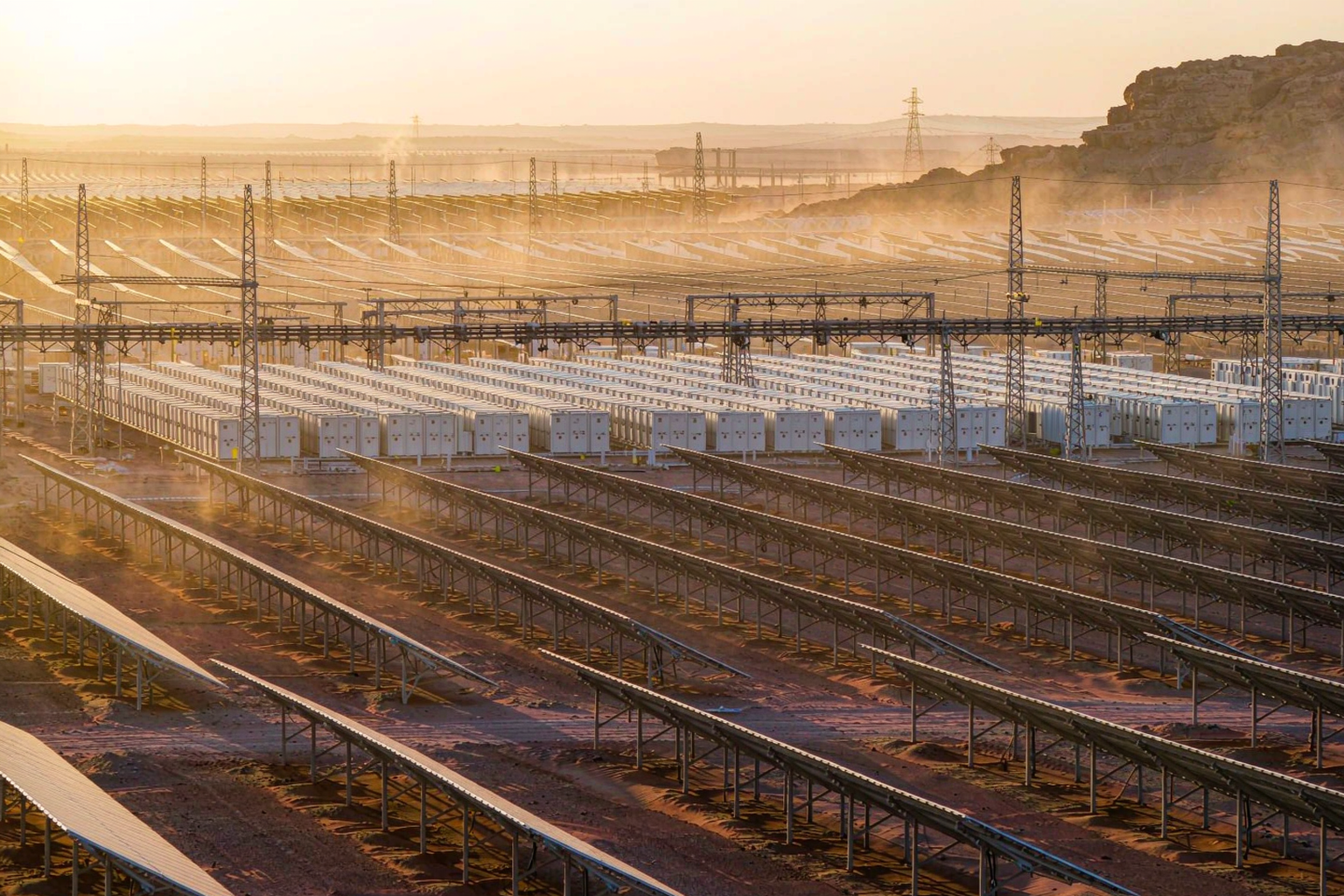 阿联酋 5.2GW/19GWh 全天候光储项目全貌:比亚迪获 11.275GWh 储能大单,光伏跟踪控制器成吉瓦级电站收益关键